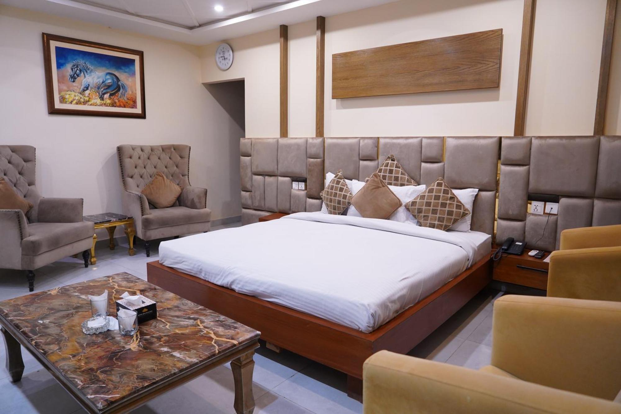 Hotel Avalon Suites Мултан Экстерьер фото