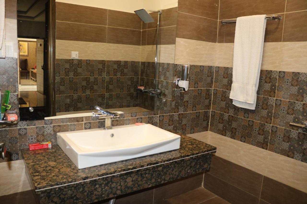 Hotel Avalon Suites Мултан Экстерьер фото
