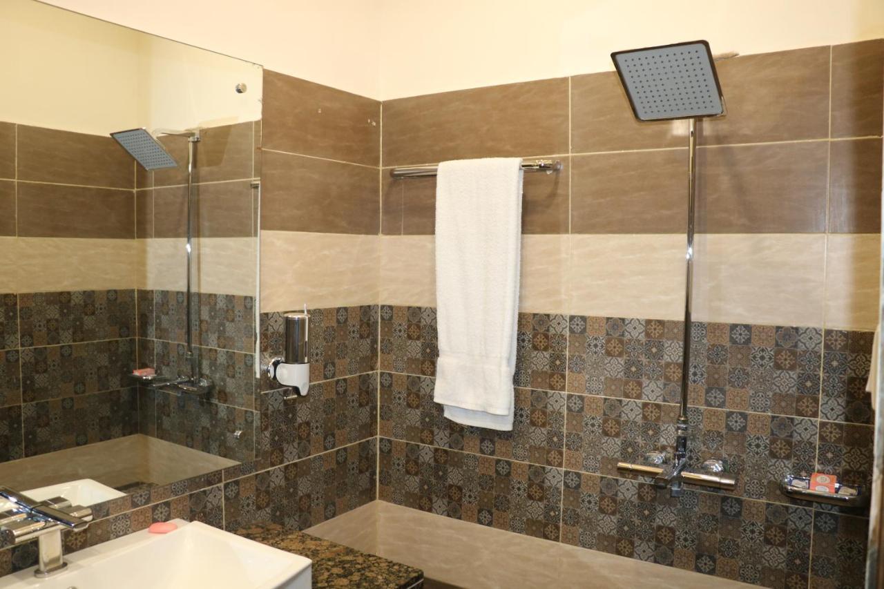 Hotel Avalon Suites Мултан Экстерьер фото